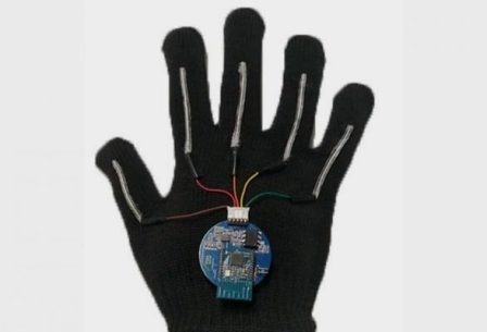 Bioingenieros de EU crean un guante capaz de traducir la lengua de signos al habla en tiempo real. (sinembargo.mx)