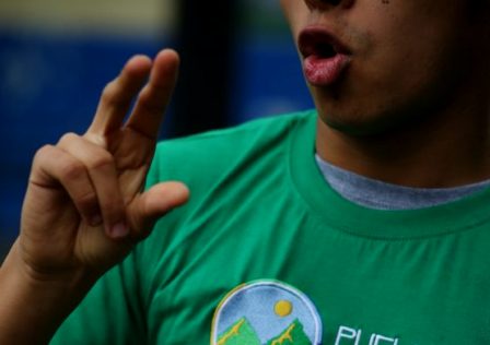 Se aprueba proyecto de ley que reconoce la Lengua de Señas Chilena como la lengua natural y originaria de las personas sordas y con discapacidad auditiva. (elmostrador.cl)